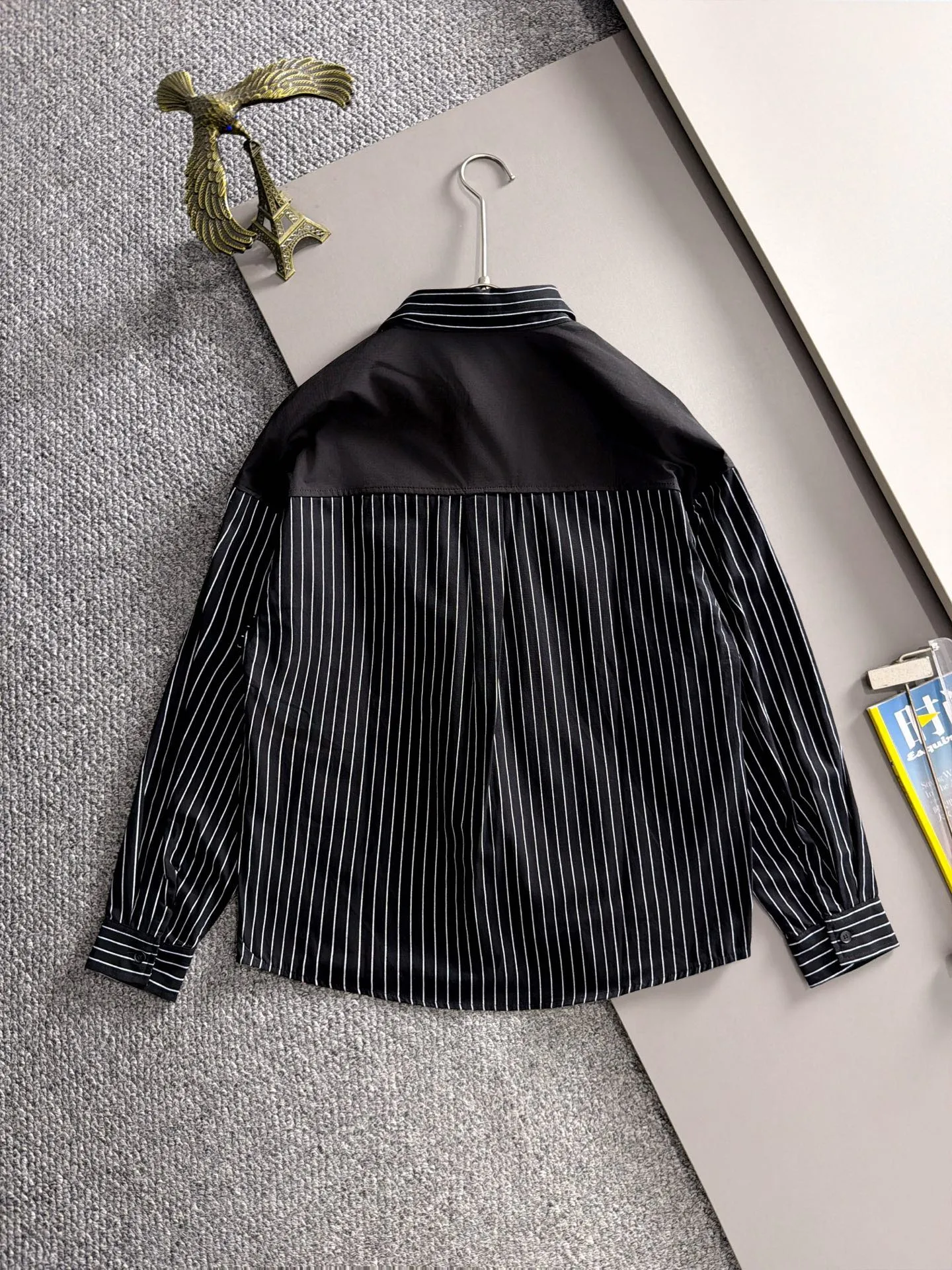 The latest New Arrival shirt in Paris for fall 2026. Complete with three standards, custom-dyed nylon fabric, overall casual and upscale. The fabric texture is relatively thin, very light, and comfortable on the upper body, suitable for early autumn and spring wear. Simple lines, customized hardware zippers, elegant and concise style, lightweight and comfortable to wear, very urban luxury and low-key elegance, with a casual and lazy feeling, the upper body effect is very good, quite wide and stylish, natural drape, simple and elegant! Top luxury Classic The style item is gentle and high-end, quiet but full of power. It perfectly conveys the brand's sense of trend and recognition. The upper body is super cool and stylish, and extremely luxurious. It shows your rank, strength and taste from all aspects! The overall grade is even more obvious. The upper body is comfortable and unconstrained, with a casual and loose effect. Sizes:S-2XL